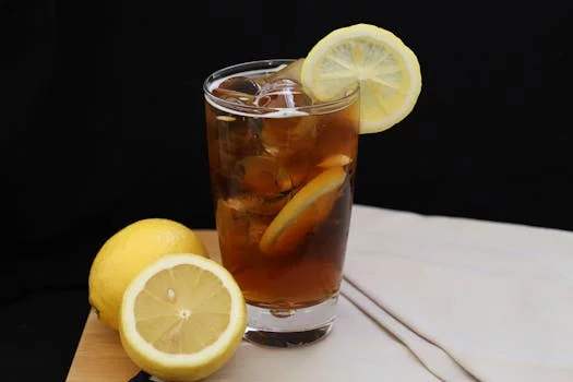 fresh lemonade glass ice garnish